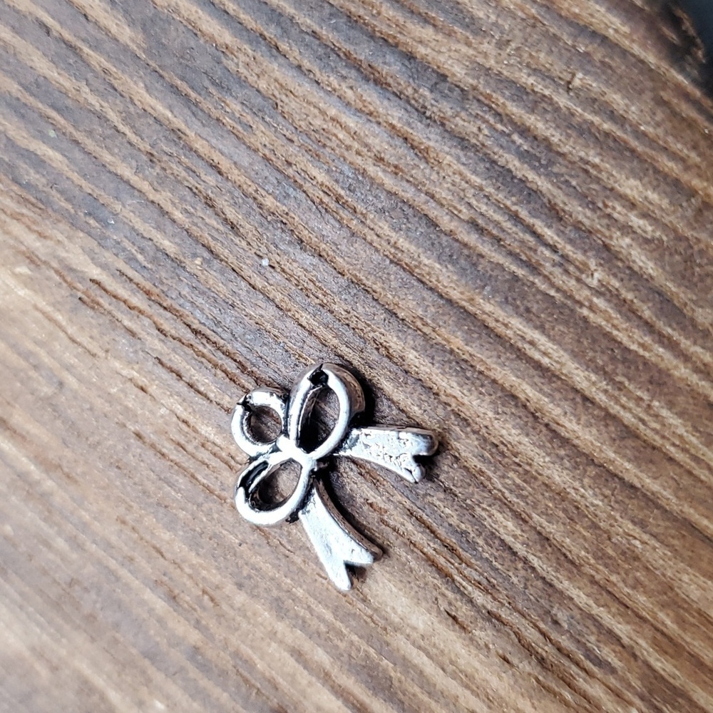 Silver ribbon charm‎